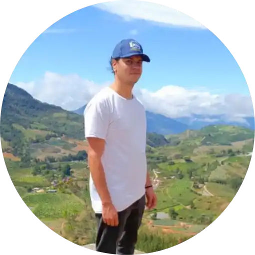 Persona mirando a la cámara con un paisaje de fondo